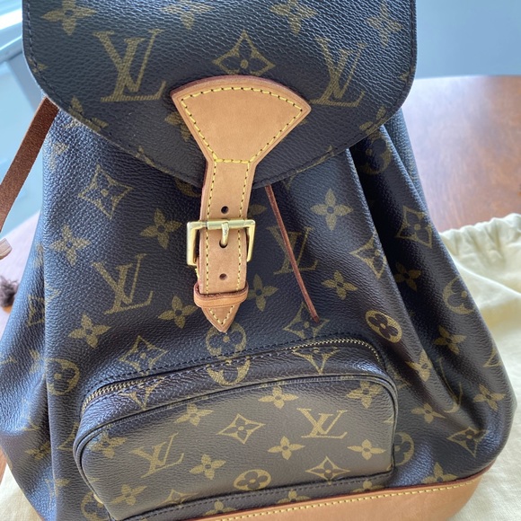 Louis Vuitton medium back pack - Picture 2 of 8
